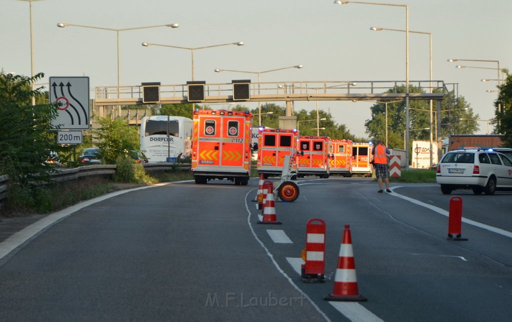 Einsatz BF Koeln Klimaanlage Reisebus defekt A 3 Rich Koeln hoehe Leverkusen P159.JPG